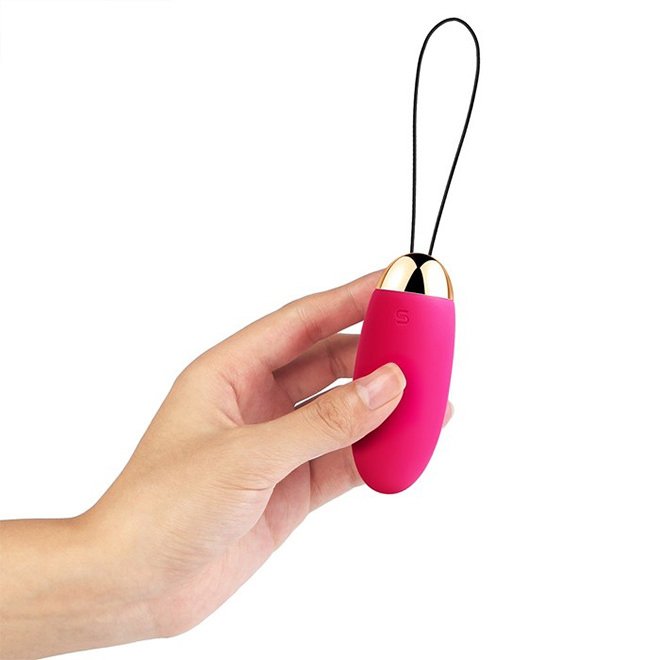 Vibrador Bullet Recarreg�vel Wireless Magenta Elva na m�o de uma pessoa, destacando seu tamanho compacto e design ergon�mico