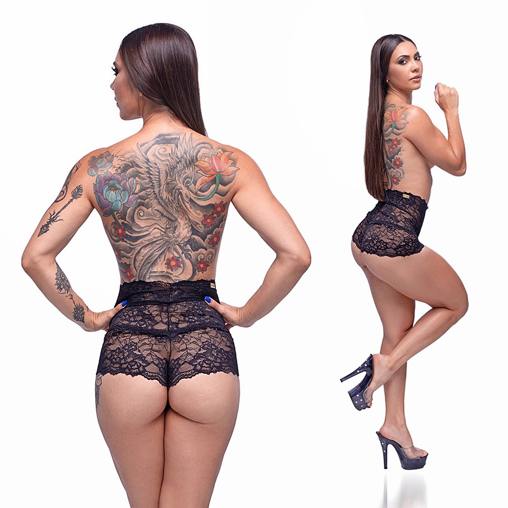 Calcinha Cale�on Sexy em Renda com Cintura Alta Preta em vista traseira, destacando a renda floral e o formato que valoriza os gl�teos