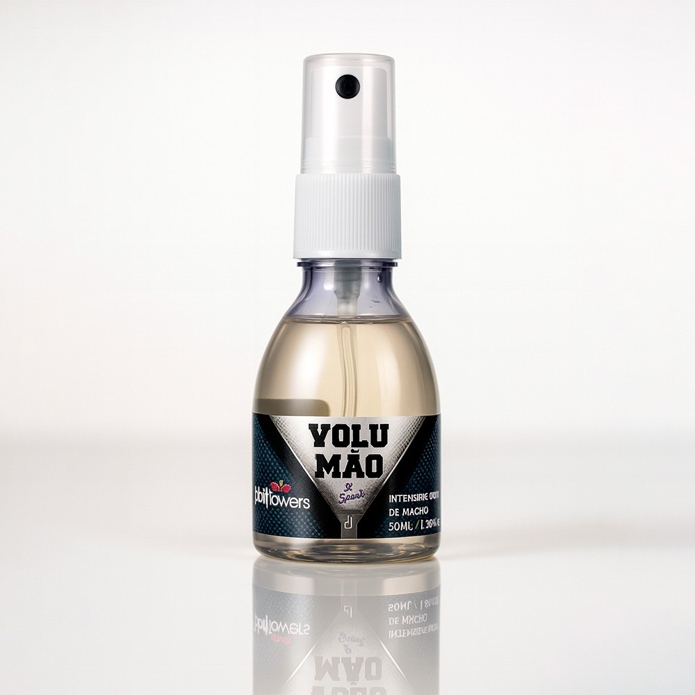 Gel Masculino Intensificador de Ere��o Volum�o 50ml em spray sobre fundo branco, refletindo a embalagem e o l�quido amarelado