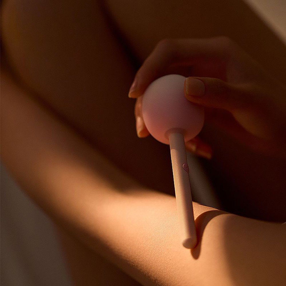 Vibrador Discreto em Silicone Recarreg�vel que Acende 5 Suc��es e 10 Vibra��es Abajur | Foto 05