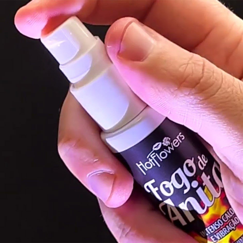 M�o apertando o bico pulverizador do frasco de Hot Flowers Fogo de Anita, mostrando a aplica��o do gel