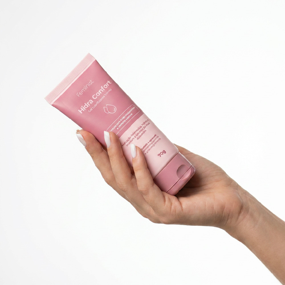 Gel Lubrificante �ntimo Hidra Confort 70g na m�o, destacando a embalagem rosa e o tamanho pr�tico.