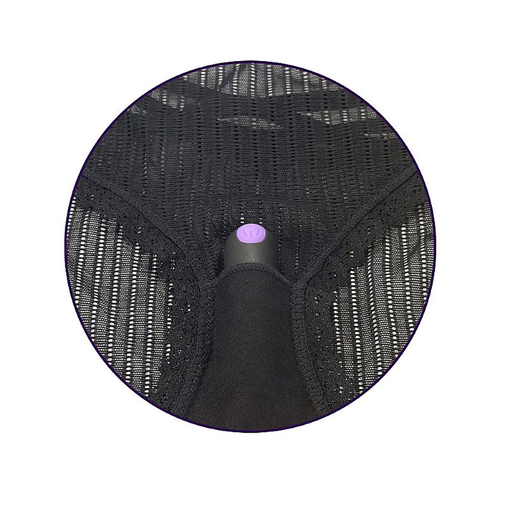 Detalhe do vibrador e controle remoto comparando os tamanhos para a Calcinha com C�psula Vibrat�ria Recarreg�vel.