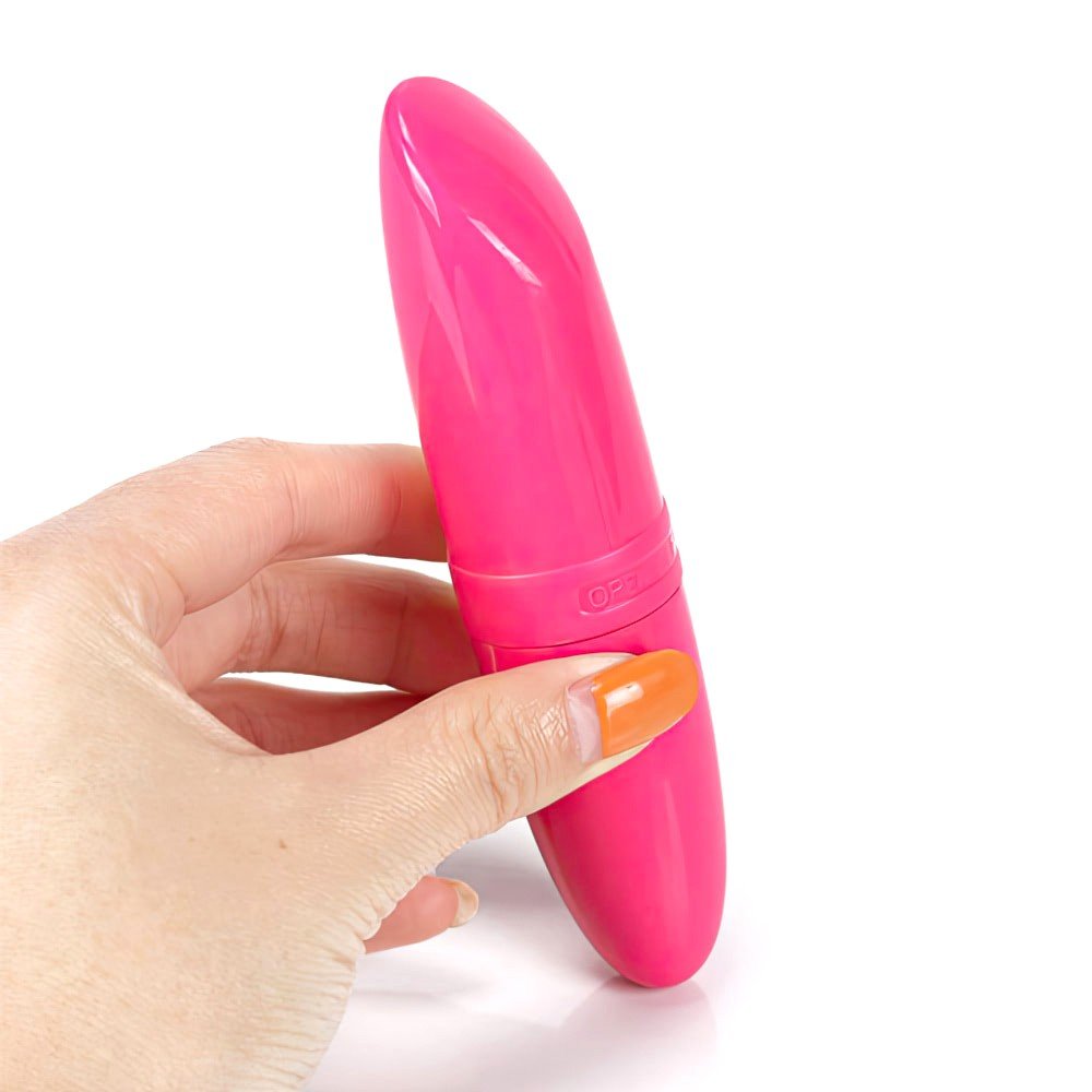 Vibrador Discreto Lipstick Pink em forma de batom sendo segurado por uma mao, mostrando seu tamanho compacto e cor vibrante