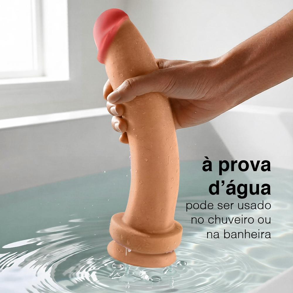 Dildo Bananinha com ventosa, em um contexto de uso em banheira, mostrando sua resist�ncia � �gua e flexibilidade