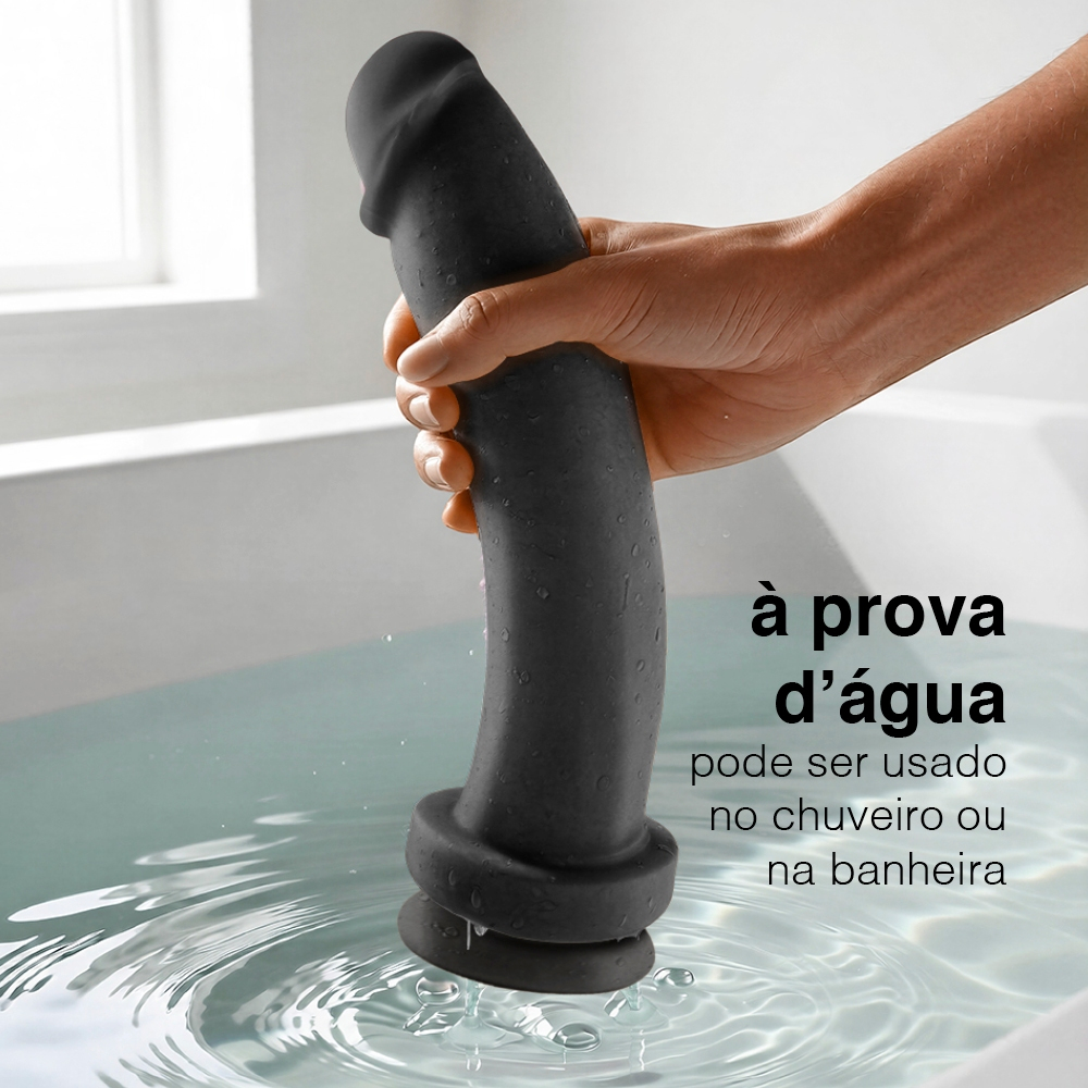 P�nis Grande e Grosso Bananinha com Ventosa | Em ambiente aqu�tico, demonstrando sua caracter�stica � prova d'�gua