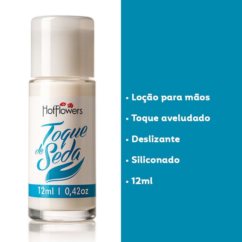 Lo��o para Masturba��o Siliconado Toque de Seda 12ml, frasco transparente com r�tulo branco e detalhes em azul, ao lado de texto listando 'Lo��o para m�os', 'Toque aveludado', 'Deslizante', 'Siliconado', '12ml' em fundo azul claro.