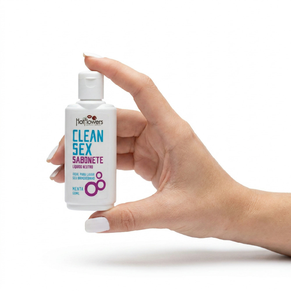 Higienizador de Brinquedos Sabonete L�quido Clean Sex Menta 60ml na m�o, mostrando o tamanho compacto