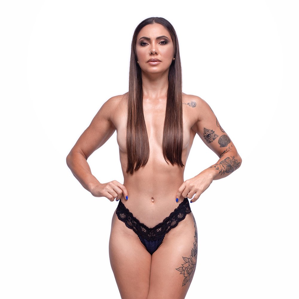 Calcinha Biqu�ni Fio Dental Sexy Jeans e Renda Azul e Preto vista frontal na modelo, evidenciando o c�s baixo e os detalhes da renda