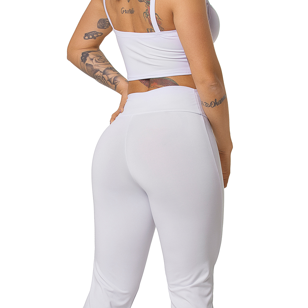 Conjunto Sensual Sexy com Cropped de Bojo e Cal�a Flare Branco - Vista de costas da modelo, mostrando o caimento da cal�a flare.