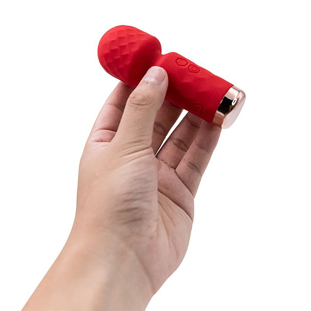 Massageador Hero Vermelho em silicone aveludado, recarreg�vel, vista lateral