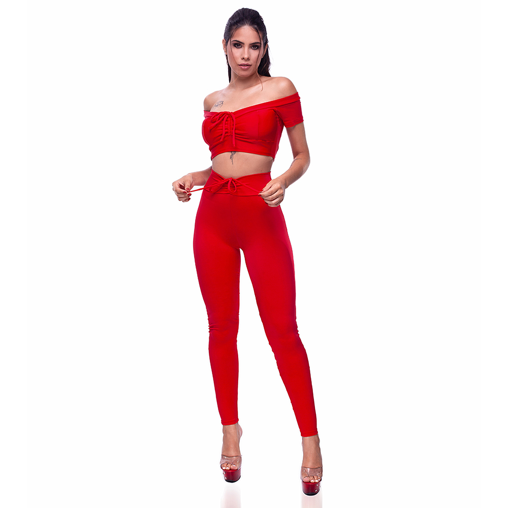 Modelo mostrando o ajuste da cal�a levanta bumbum e o detalhe do cropped vermelho do Conjunto Sensual