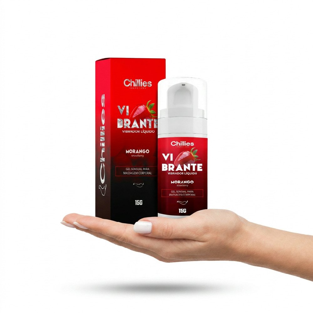 M�o segurando a embalagem do Gel Vibrador L�quido Beij�vel Vibrante Sabor Morango 15g, enfatizando o tamanho pr�tico para aplica��o e transporte.
