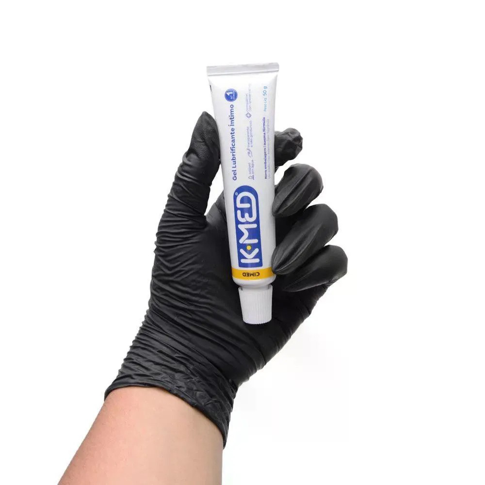Lubrificante �ntimo K-Med Gel a Base de �gua 50g na m�o com luva preta, mostrando o tamanho da embalagem