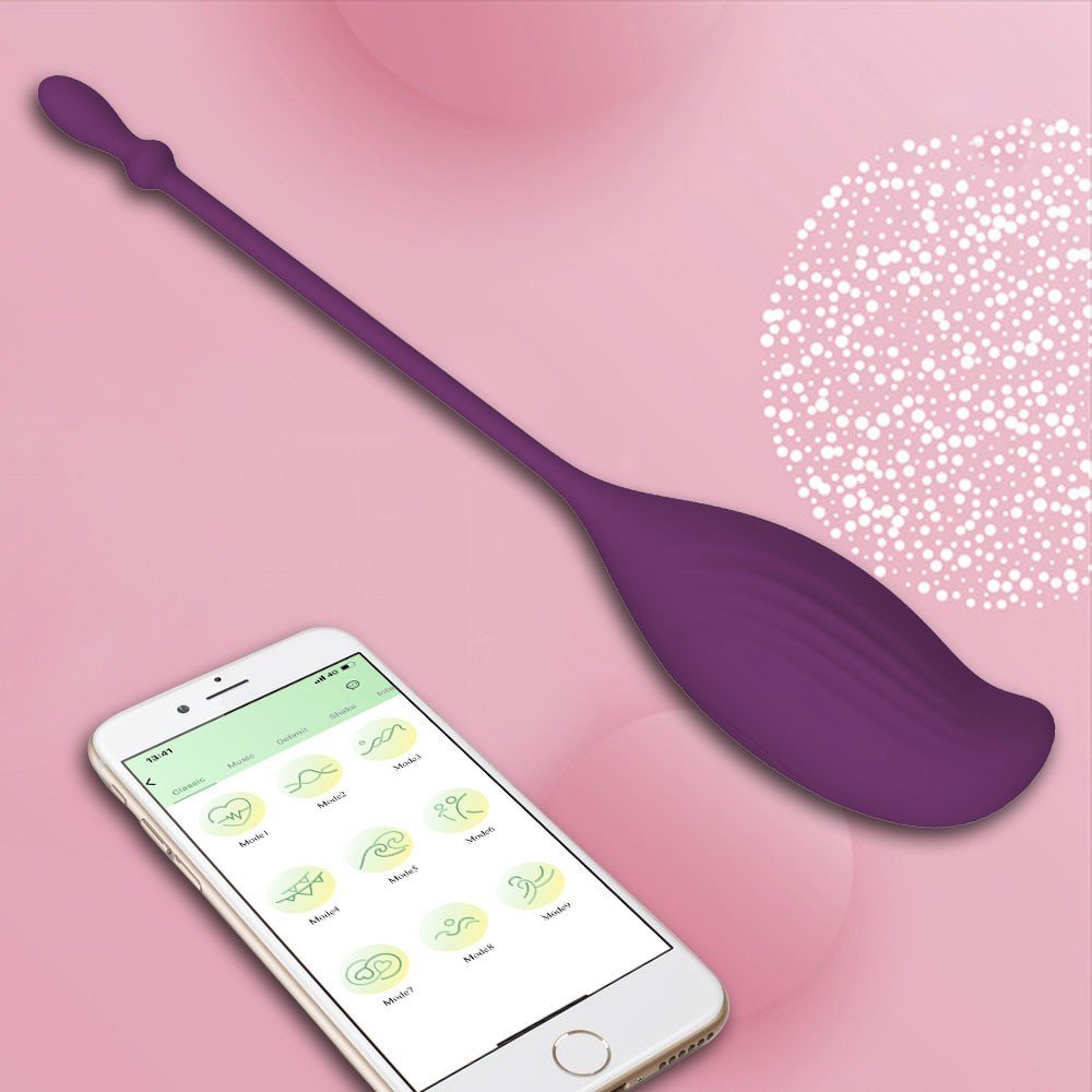Vibrador Bullet em Silicone Recarreg�vel com Modos de 10 Vibra��o e Controle por APP Bird Roxo em uso demonstrativo no celular