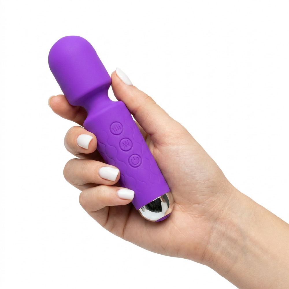 Massageador Er�tico Varinha M�gica Stacy Mini Roxo: vista lateral que destaca o formato ergon�mico e a superf�cie em silicone, ideal para massagens e estimula��o do clit�ris.