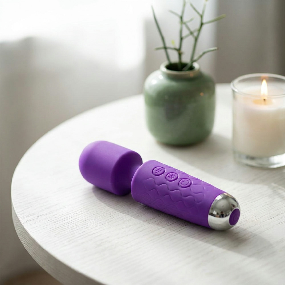 Massageador Er�tico Varinha M�gica Recarreg�vel em Silicone 20 Vibra��es Stacy Mini Roxo | Foto 04