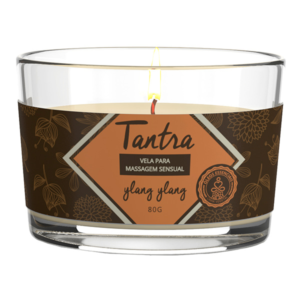 Vela Para Massagem Sensual Tantra Ylang Ylang acesa em close up, mostrando a chama, o �leo derretido e a embalagem