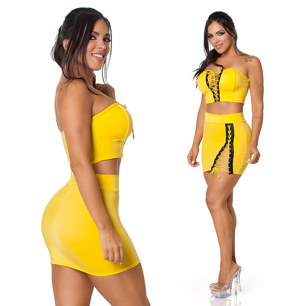 Conjunto Sensual Sexy Audaciosa Amarelo em uma modelo, vista frontal mostrando o cropped e a saia
