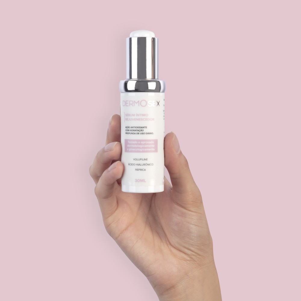 S�rum �ntimo Rejuvenescedor: Hidrata��o, Firmeza e Vitalidade da Regi�o P�lvica 30ml | Frasco do S�rum �ntimo Rejuvenescedor com aplicador conta-gotas na m�o