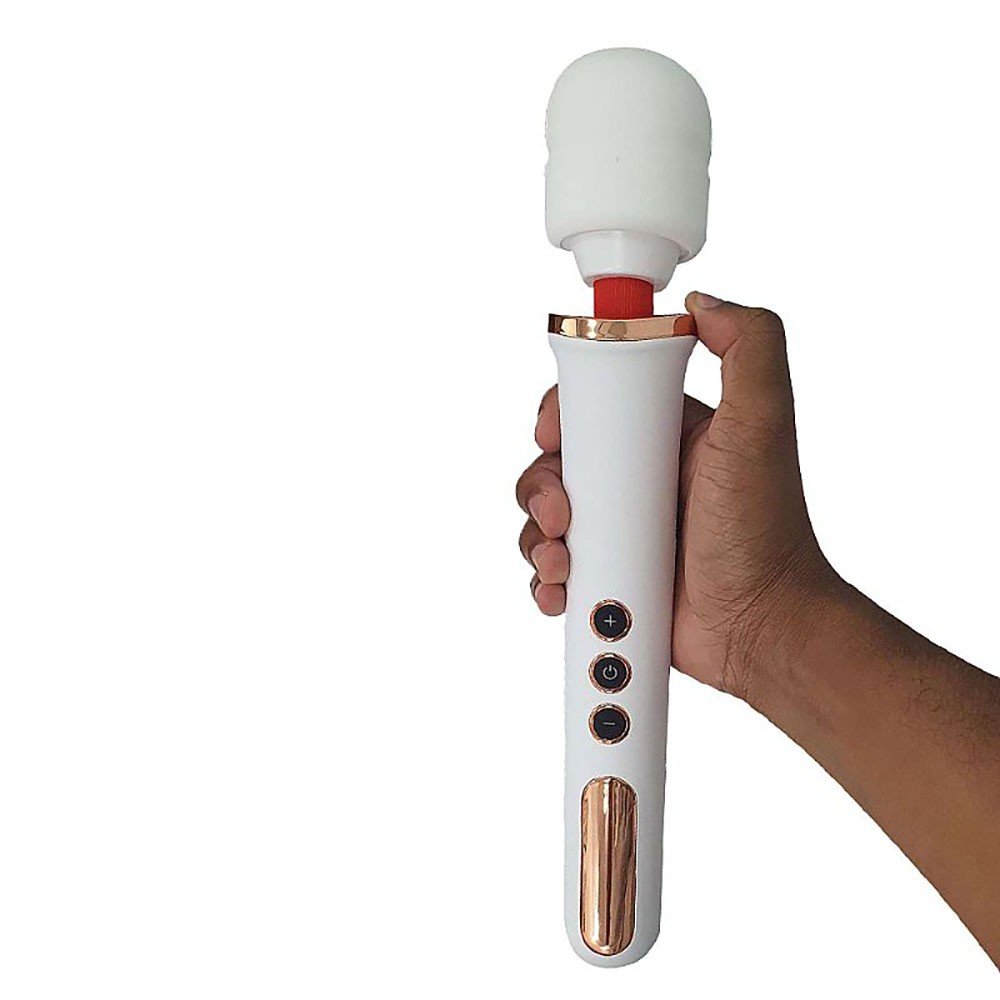Massageador Er�tico Recarreg�vel Manfly Wand Branco sendo segurado por uma m�o, mostrando o tamanho e a ergonomia