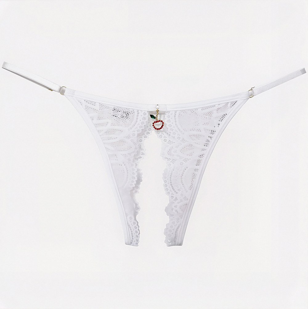 Calcinha String Fio Dental Sexy em Renda com Bijoux e Abertura na Vagina Branca, detalhe da renda e da bijoux de cereja