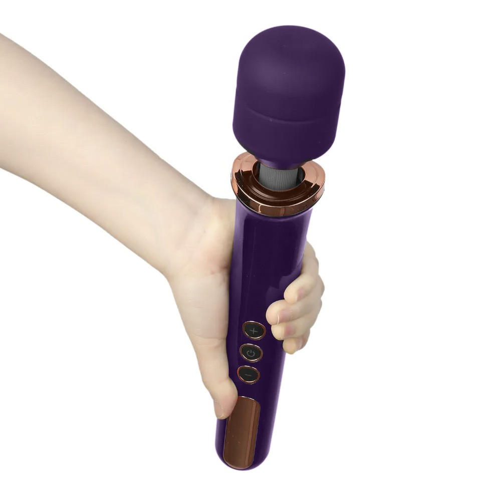 Massageador Er�tico em Silicone Recarreg�vel 10 Vibra��es Varinha M�gica Manfly Roxo em m�os, mostrando o material de silicone e os bot�es de controle