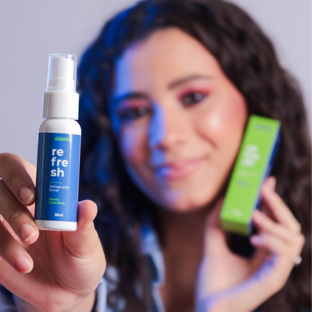 Spray Bucal Refresh Menta Extra Forte, embalagem com mulher feliz ao fundo, demonstrando o uso e a satisfa��o com o produto Olove
