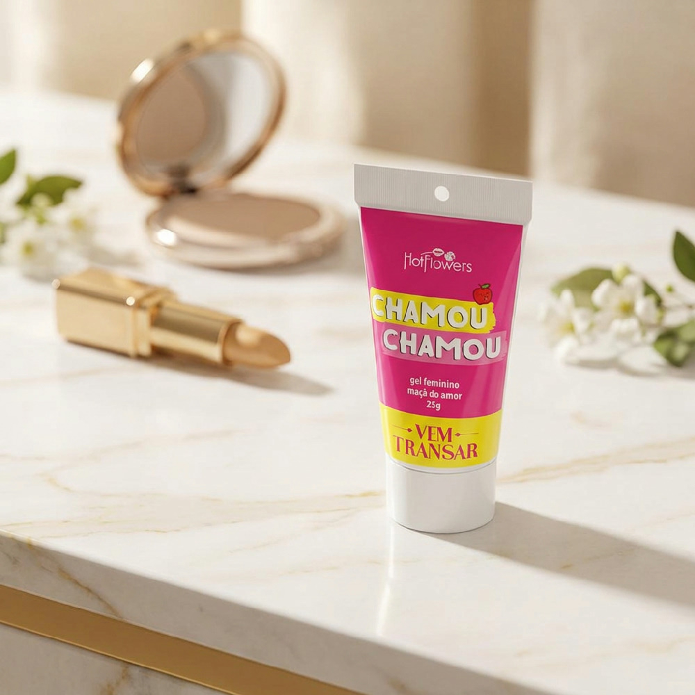 Gel Excitante Feminino Chamou Chamou Aroma Ma�� do Amor 25g em uma cena ambiente com outros produtos de beleza