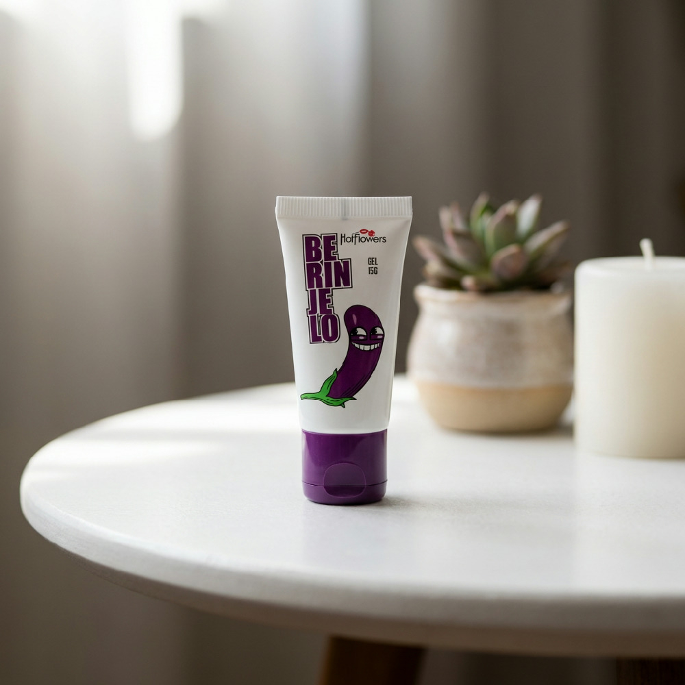 Gel Excitante Masculino Berinjelo 15g, embalagem em cen�rio discreto com plantas e velas