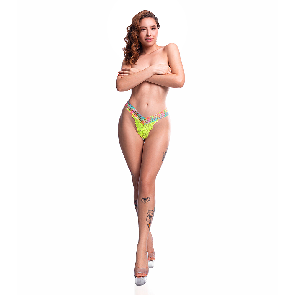 Close-up da Calcinha Tanga Fio Dental Sexy em Renda com El�stico Tay Day Amarela Neon | Detalhe da Renda e do El�stico