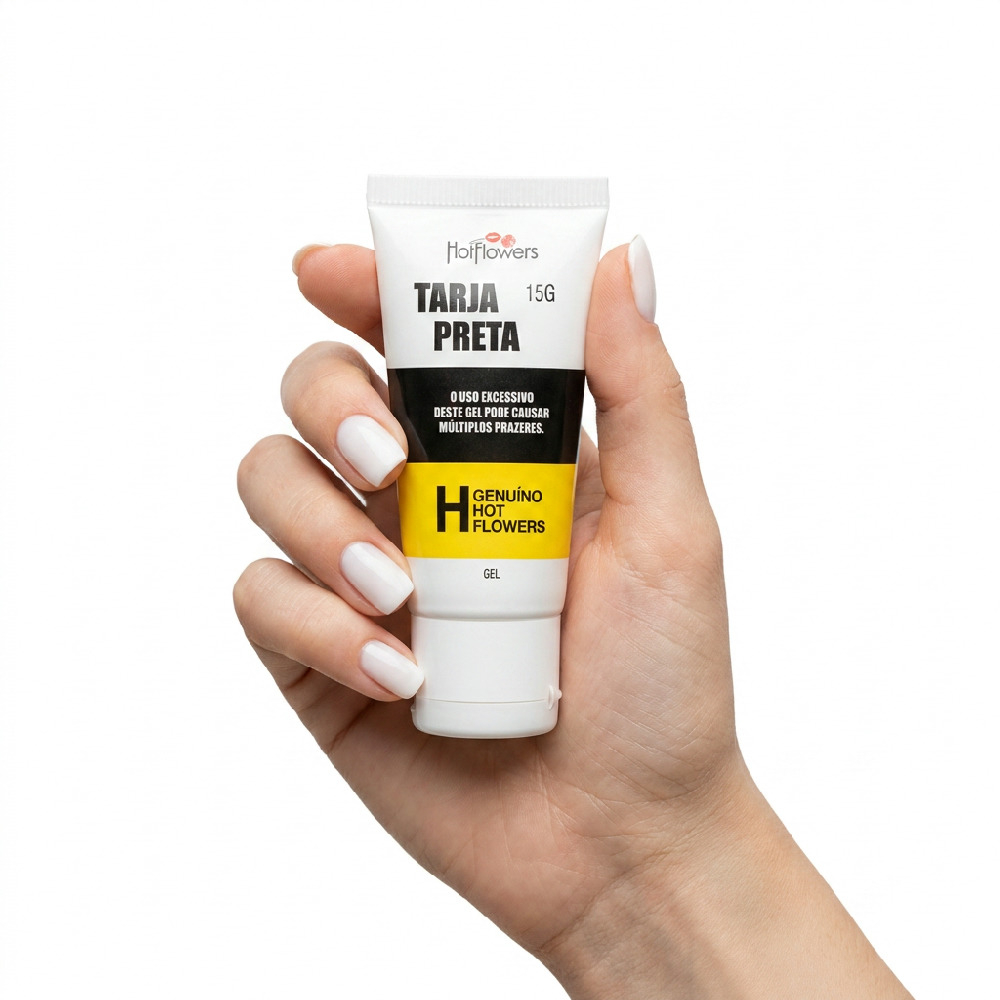 M�o segurando o Gel Excitante Unissex Tarja Preta 15g da Hot Flowers, mostrando o tamanho compacto do produto.