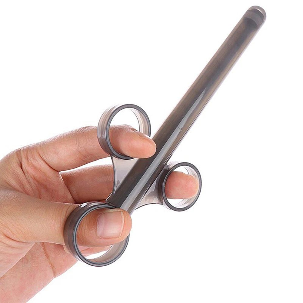 Seringa em Pl�stico R�gido Aplicadora de Lubrificante, preta e transparente, com detalhe em uso manual e limpeza.