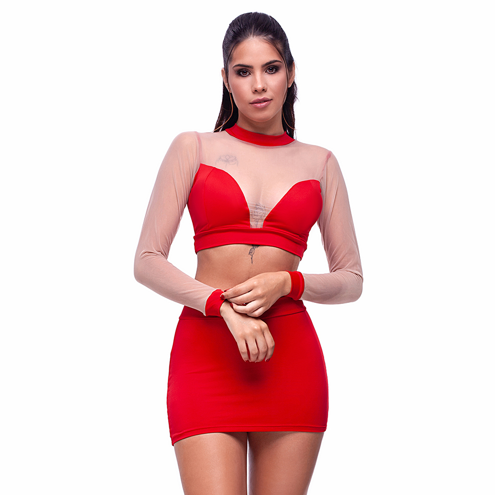 Conjunto Sensual com Cropped e Mini Saia em Vermelho, vista frontal da modelo com as m�os nos pulsos, em fundo branco