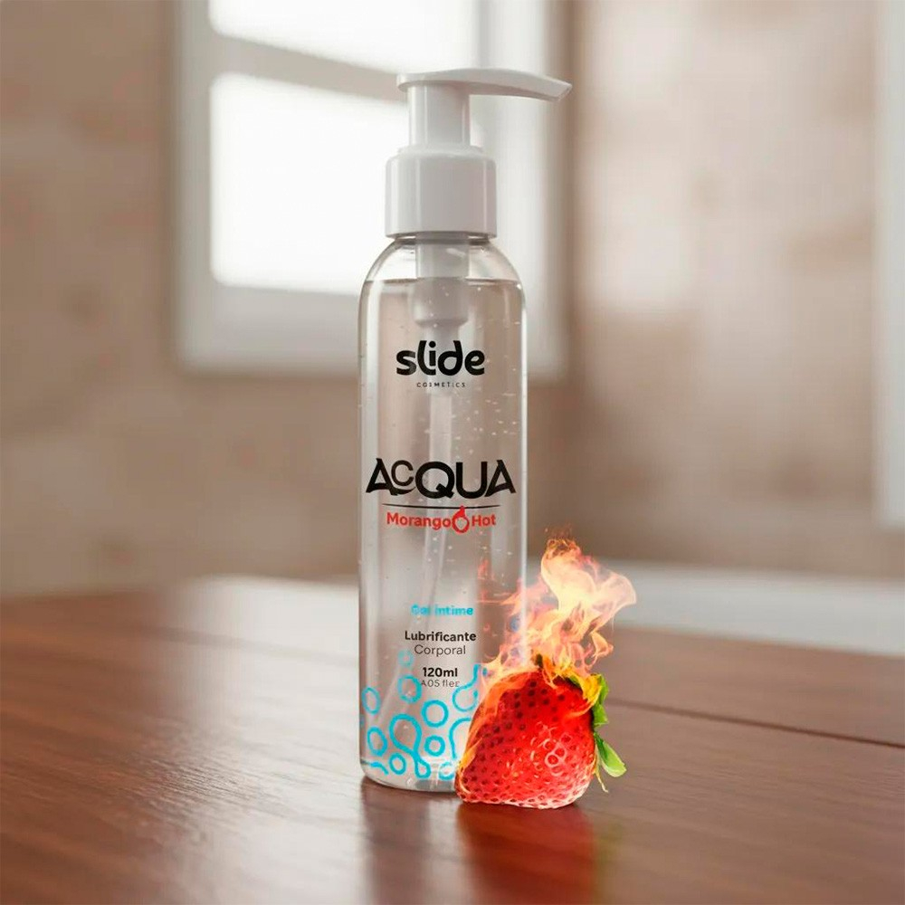 Lubrificante Corporal Acqua Morango Hot 120ml em ambiente decorado, destacando o efeito de aquecimento e o aroma de morango.