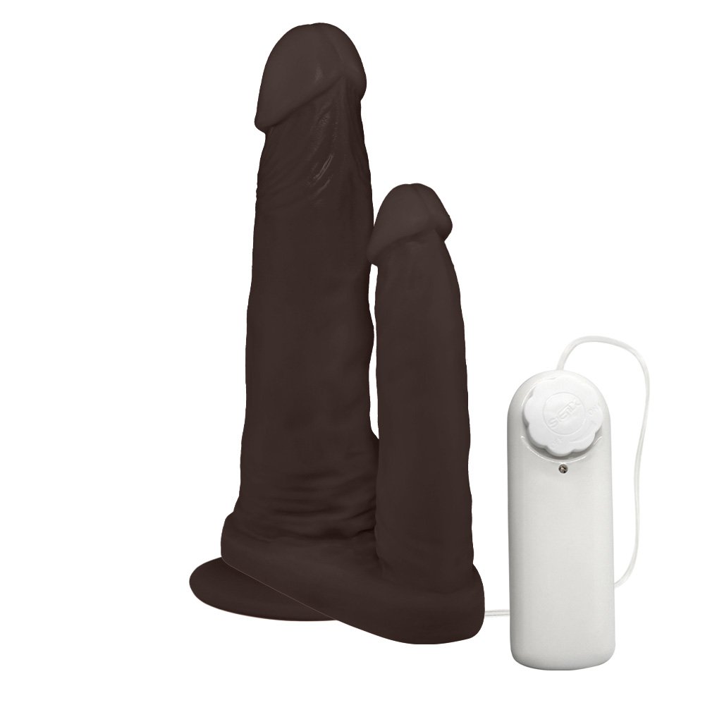 Vista lateral do P�nis Duplo para 2 Penetra��es com Vibrador e Ventosa 15x3,5cm e 10x2,5cm Marrom, evidenciando o cabo do controle com fio e a base com ventosa