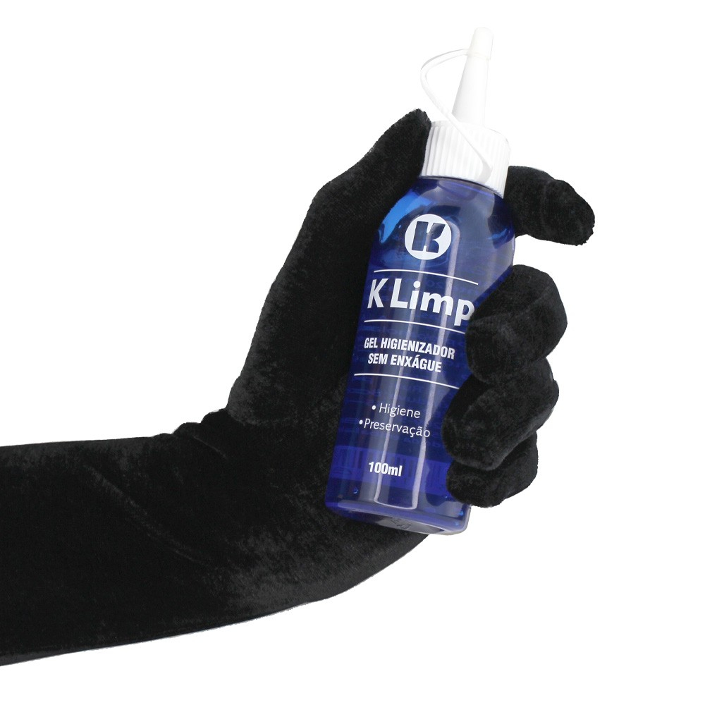 M�o segurando o frasco do Gel Higienizador KLimp 100ml em fundo branco