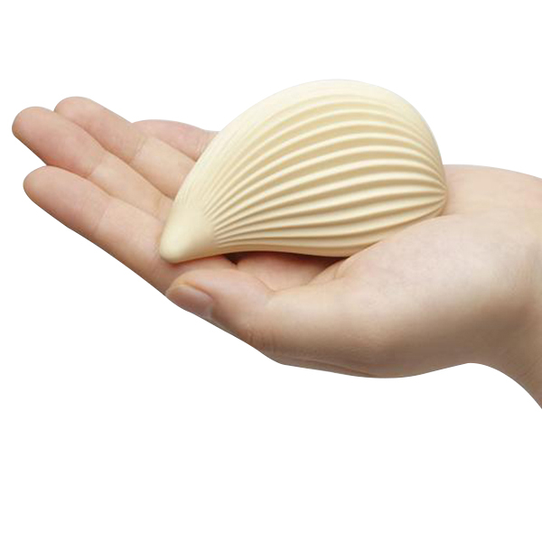 Vibrador para Clit�ris Kushi em Silicone M�dico com 3 Velocidades Branco - Cole��o Iroha by Tenga, na palma da m�o, destacando o tamanho compacto e design ondulado