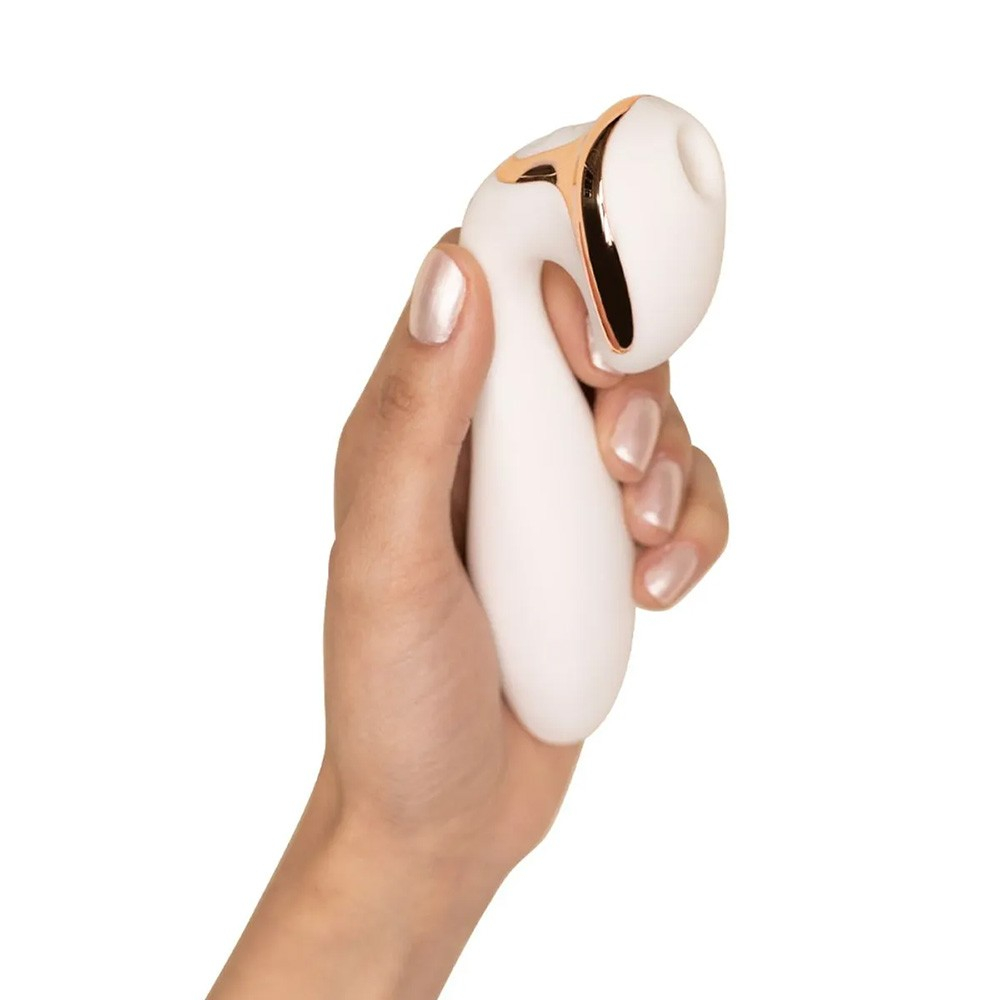 Vibrador Feminino My Moment em Silicone Branco sendo segurado por uma m�o, exibindo o design ergon�mico e a cor branca