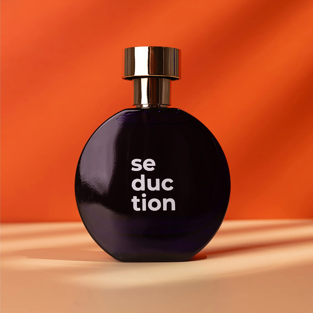 Frasco de Perfume Olove Seduction 55ml em fundo vibrante, destacando o design elegante