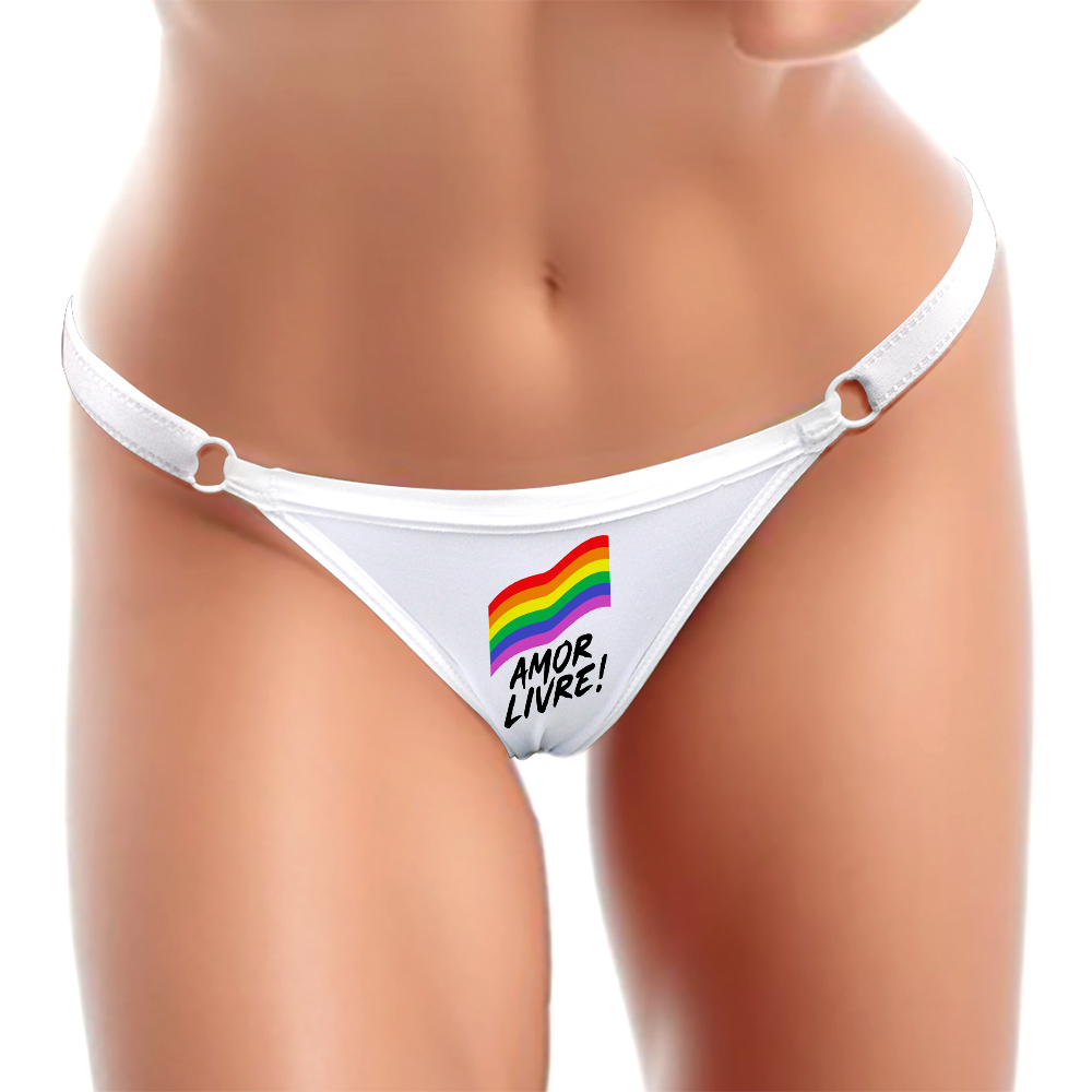 Detalhe da parte frontal da Calcinha string fio dental branca com estampa 'Amor Livre!', focando na estampa e no detalhe dos an�is laterais.