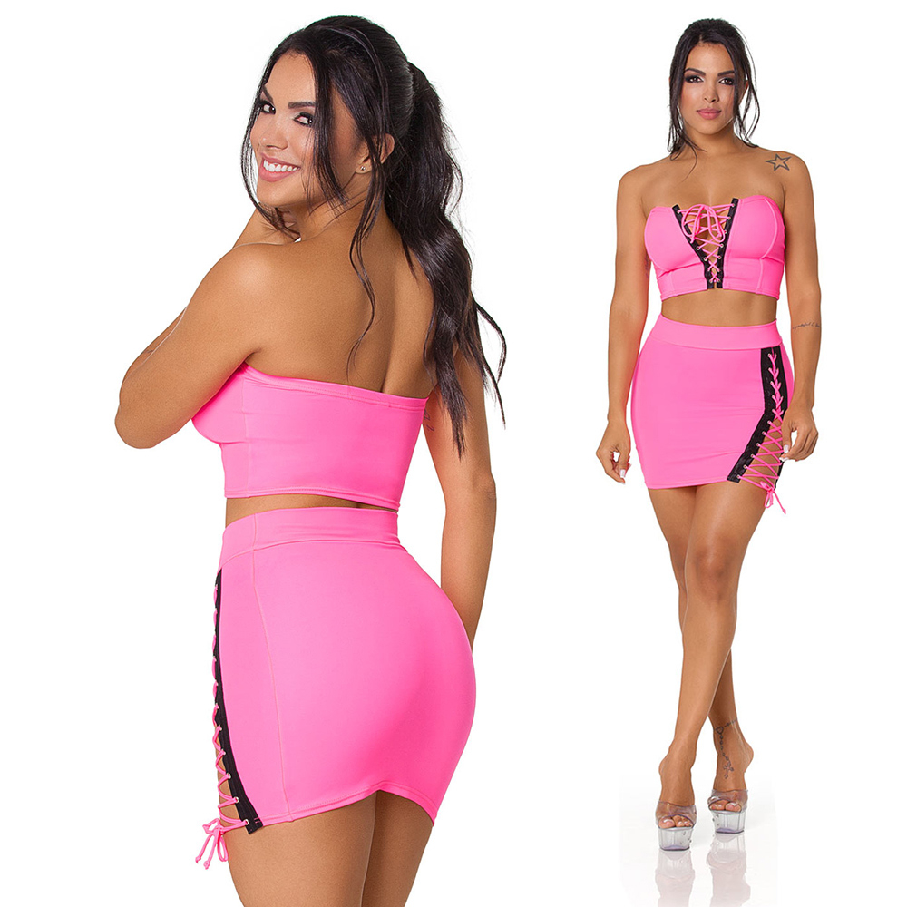 Conjunto Sensual Sexy Audaciosa Pink em vista posterior, destacando a minissaia e o cropped sem bojo