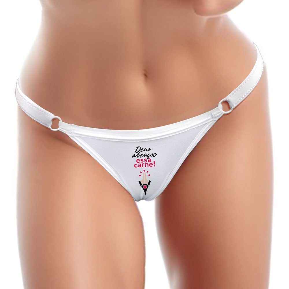 Detalhe frontal da Calcinha Fio Dental Branca com a frase sensual DEUS ABEN�OE ESSA CARNE.