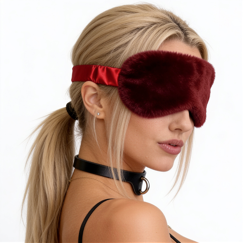 Venda em Pel�cia Vinho com forro em cetim, vista lateral da venda nos olhos de uma mulher loira, com coleira BDSM
