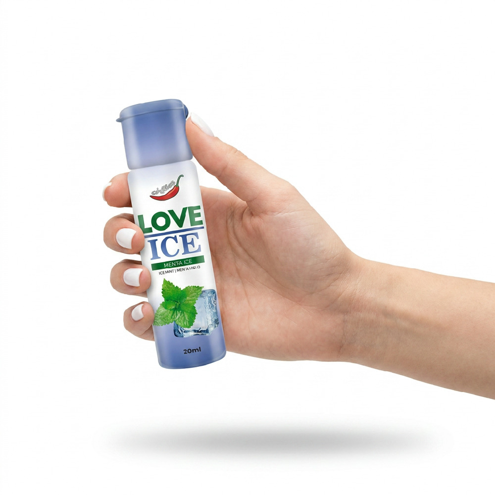 �leo para Massagem Beij�vel Love Ice Menta, 20ml, sendo segurado delicadamente por uma mao feminina
