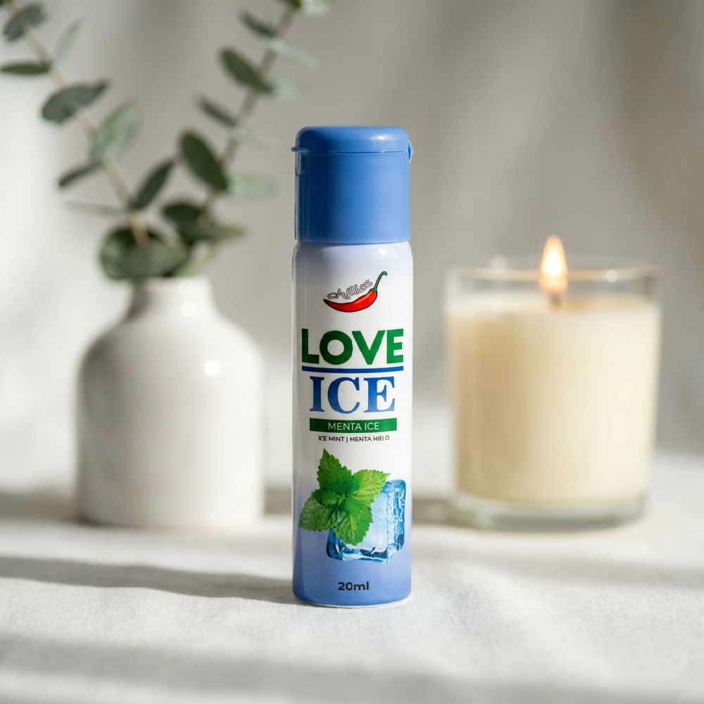 �leo para Massagem Beij�vel Love Ice Menta, 20ml, em um ambiente intimo com vela acesa, sugerindo relaxamento e romance