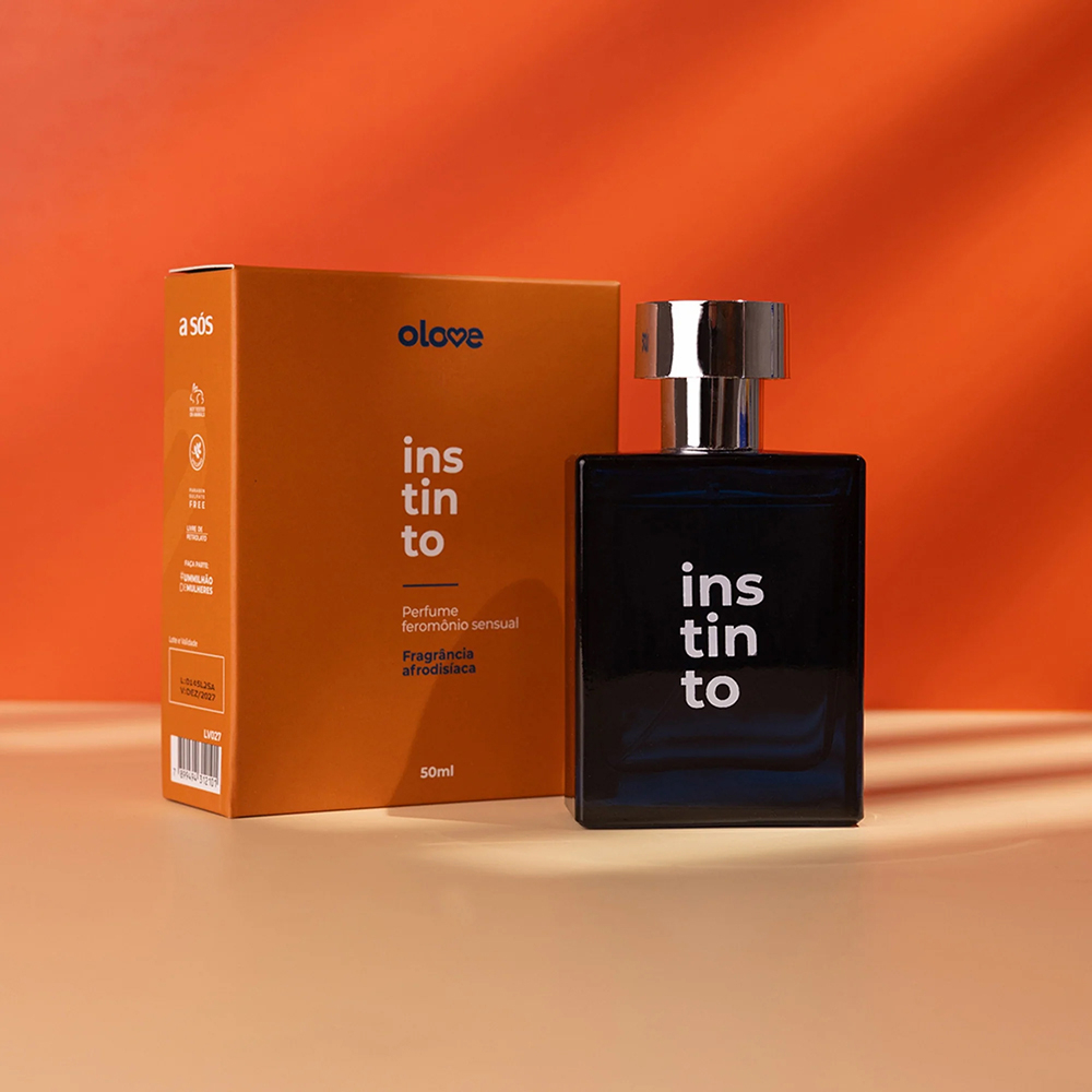 Perfume Olove Instinto ao lado da caixa, em fundo laranja e bege