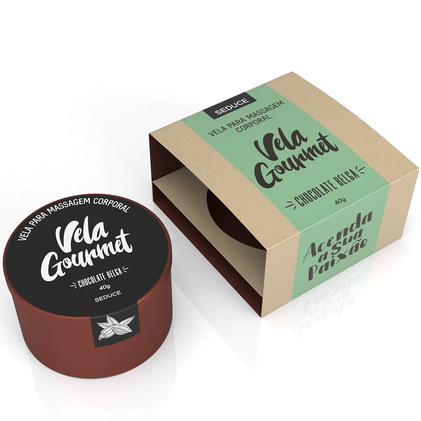 Vela para Massagem Gourmet Chocolate Belga na embalagem, com a vela acesa ao lado, mostrando o r�tulo com nome do produto e peso, e a embalagem de papel�o em tom verde