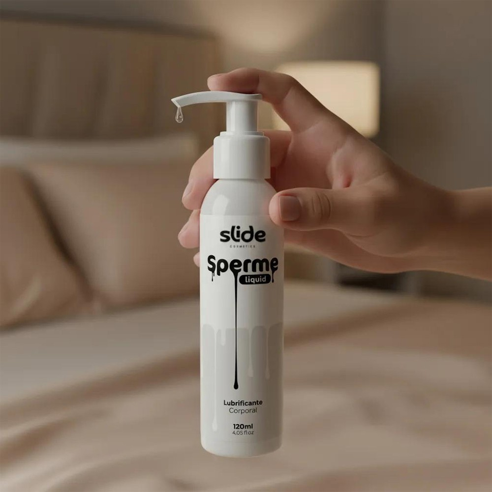M�o segurando frasco de Lubrificante Imitando S�men 120ml, mostrando a embalagem em detalhes