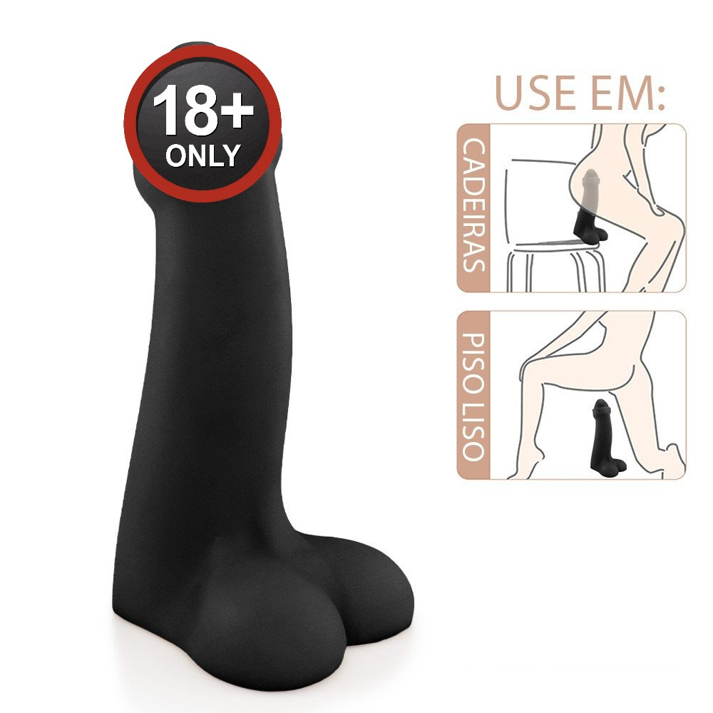 P�nis Gigante e Grosso Flex�vel com Escroto Fimose 28 x 7cm Preto, exibindo instru��es de uso em cadeiras e piso liso, sugerindo a base para cinta